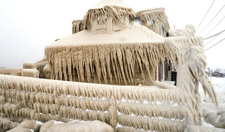 https://www.gettyimages.co.uk/detail/news-photo/ice-covers-hoaks-restaurant-along-the-lake-erie-shoreline-news-photo/1245812225?phrase=extreme%20weather%20in%20the%20US%20