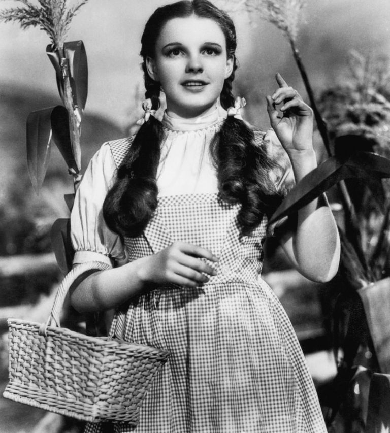 https://www.gettyimages.co.uk/detail/news-photo/judy-garland-begins-her-journey-in-the-wizard-of-oz-news-photo/142622589