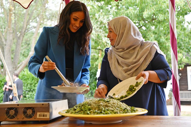 https://www.gettyimages.com/detail/news-photo/meghan-duchess-of-sussex-helps-to-prepare-food-at-an-event-news-photo/1041091694