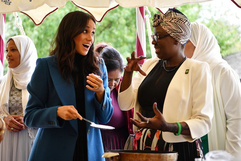 https://www.gettyimages.com/detail/news-photo/meghan-duchess-of-sussex-helps-to-prepare-food-at-an-event-news-photo/1041091434