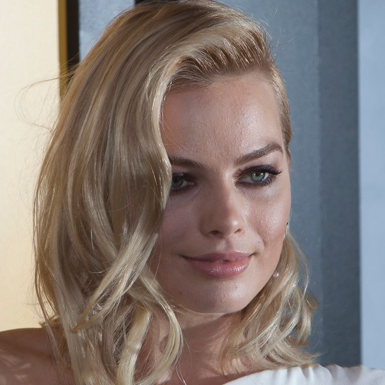 https://www.gettyimages.com/detail/news-photo/margot-robbie-attends-the-wolf-of-wall-street-us-premiere-news-photo/526615992