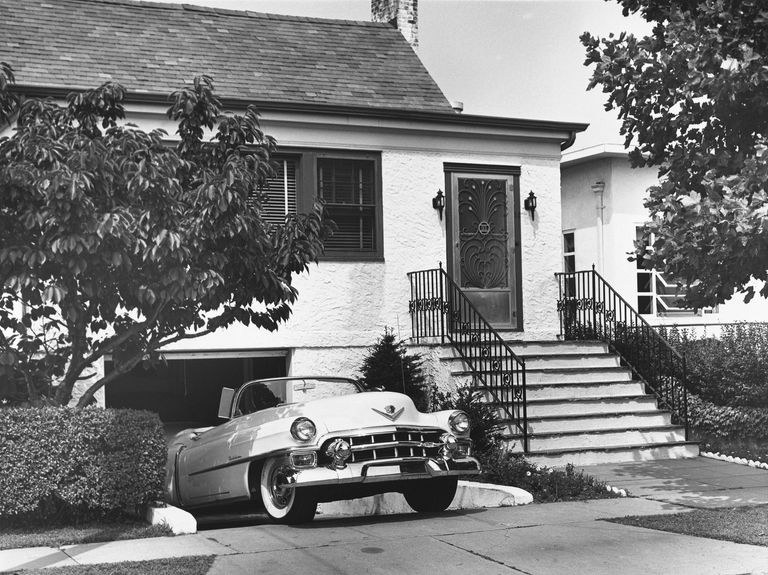 https://www.gettyimages.co.uk/detail/photo/car-parked-in-driveway-of-house-royalty-free-image/53329707?phrase=1950s+home