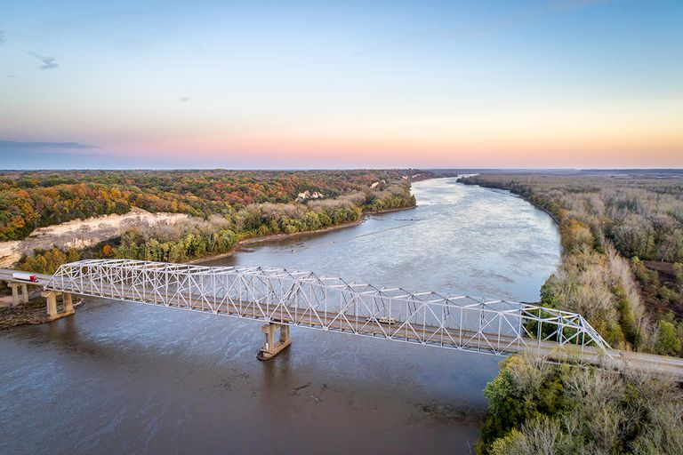 https://www.gettyimages.co.uk/detail/photo/missouri-river-bridge-aerial-view-royalty-free-image/871369290?phrase=Great+River+Road+Missouri&adppopup=true