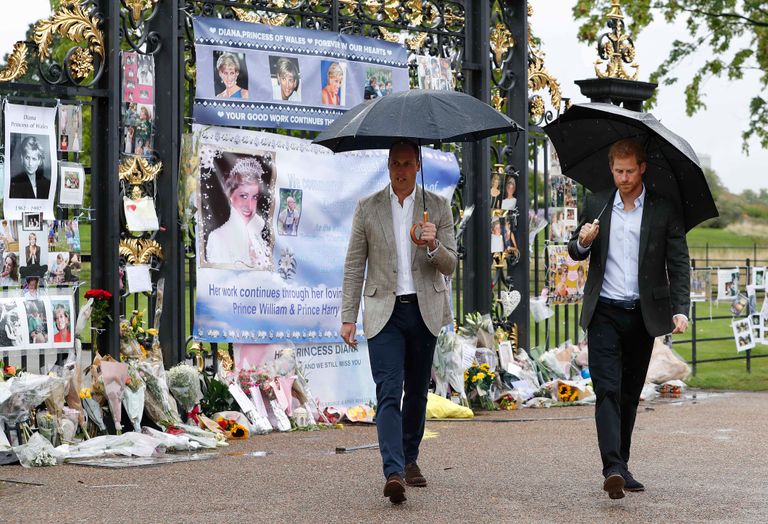 https://www.gettyimages.co.uk/detail/news-photo/prince-william-duke-of-cambridge-left-and-prince-harry-walk-news-photo/840900786