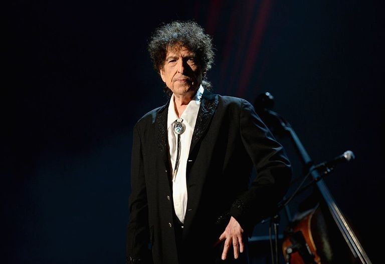 https://www.gettyimages.co.uk/detail/news-photo/honoree-bob-dylan-speaks-onstage-at-the-25th-anniversary-news-photo/462898048