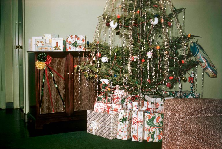 https://www.gettyimages.co.uk/detail/photo/christmas-tree-and-presents-royalty-free-image/86283362?phrase=1950s+christmas
