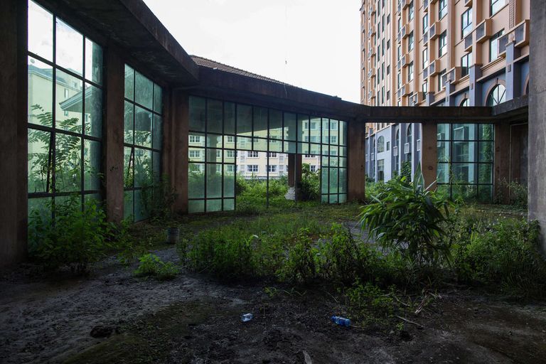 https://www.gettyimages.co.uk/detail/news-photo/view-from-inside-an-unfinished-massive-hotel-abandoned-in-news-photo/519436518?adppopup=true