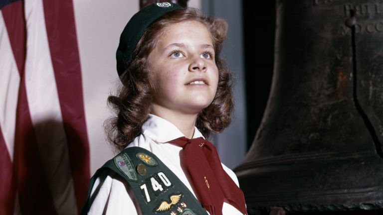 https://www.gettyimages.co.uk/detail/news-photo/1960s-girl-scout-proudly-standing-by-the-liberty-bell-when-news-photo/563942719