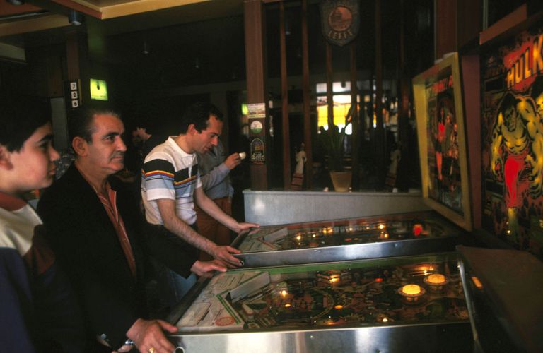 https://www.gettyimages.co.uk/detail/news-photo/joueurs-de-flipper-dans-un-bar-en-juin-1983-news-photo/948048694
