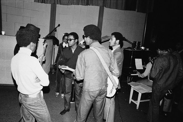 https://www.gettyimages.com/detail/news-photo/american-soul-and-funk-group-the-bar-kays-rehearsing-for-news-photo/1061690944