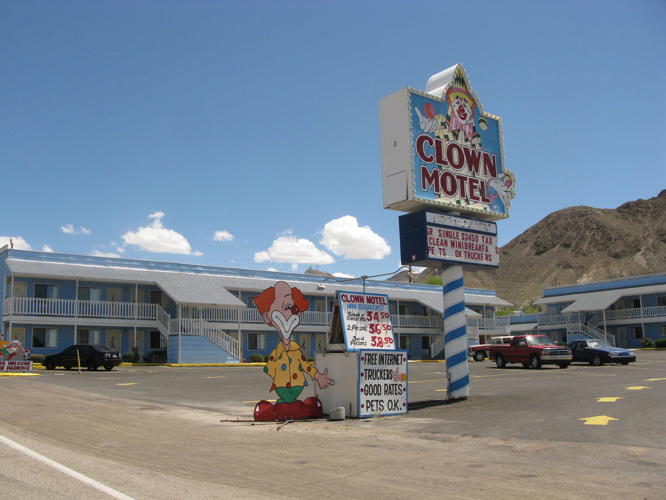 Мотель клоун. Тонопа. Motel Clown in Nevada.