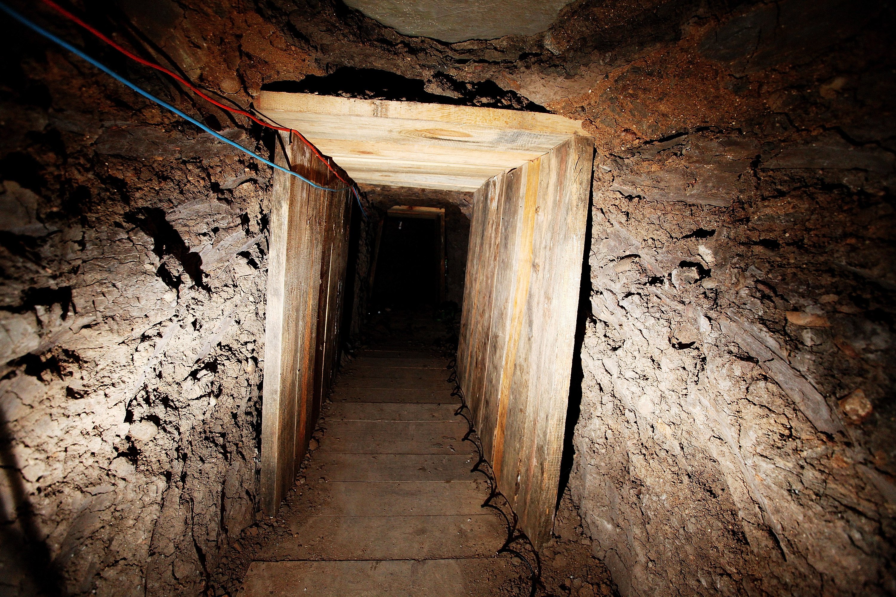 Кто мечтал провести подземный ход. Подземный тоннель. Туннели под землей. Подземные укрепления. Тоннель под домом.