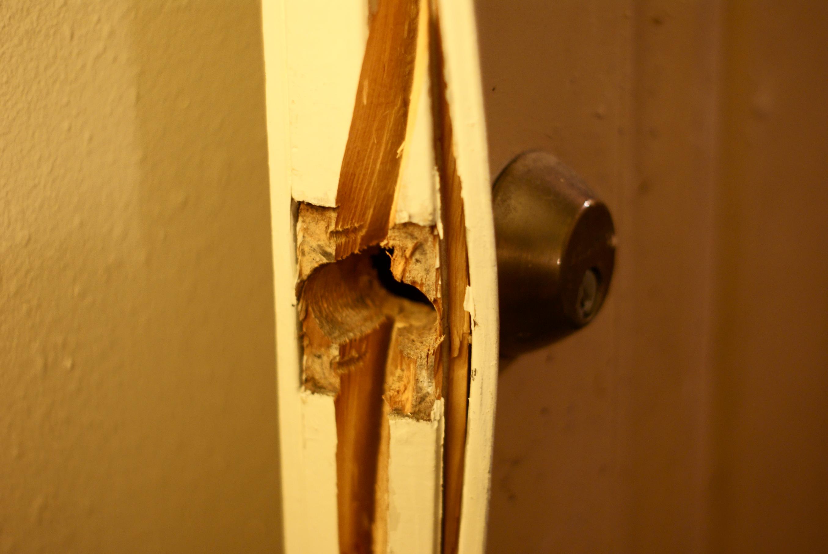 Выбили дверь в квартиру