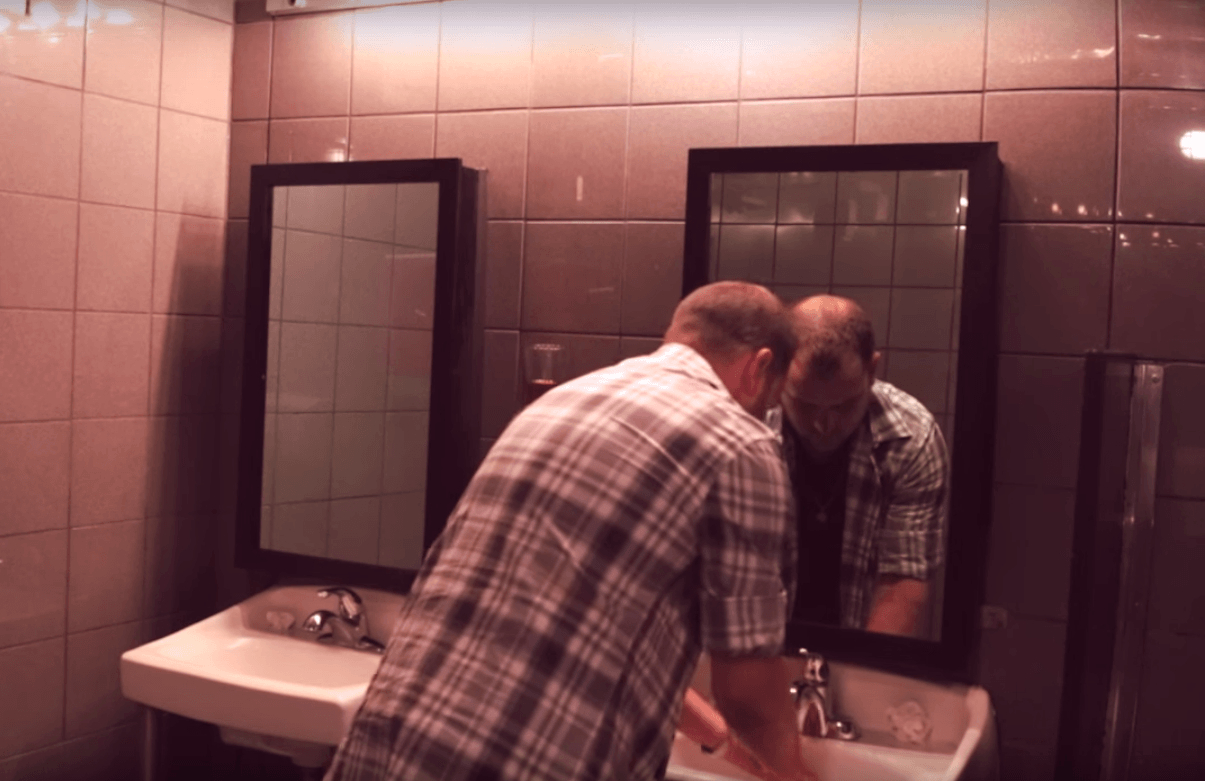 Знакомство скрытой камерой. Зеркало в общественном туалете. Видеокамера в мужском туалете. Старый туалет с зеркалом.