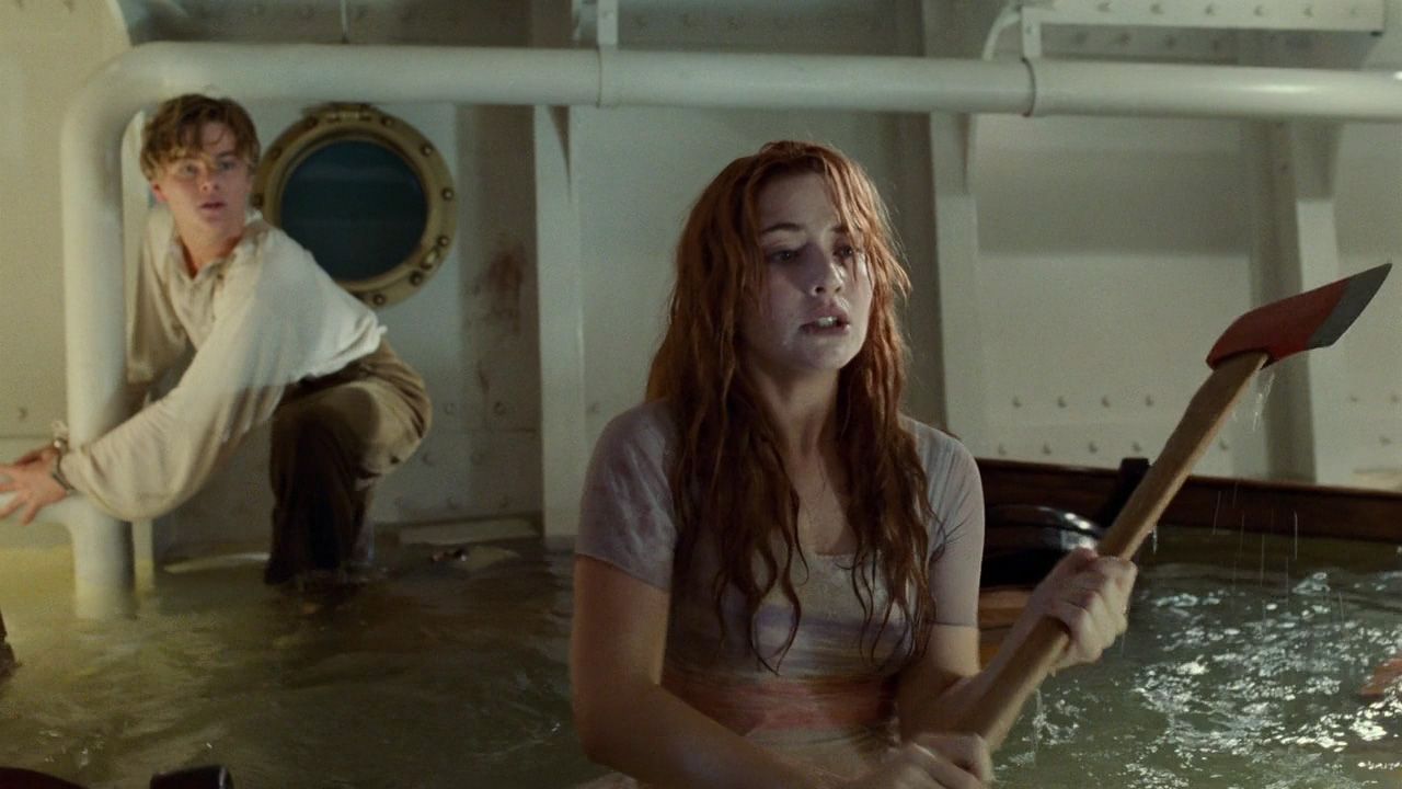 Момент из кинофильма. Титаник 1997 Роуз. Кейт Уинслет 1997 Титаник. Кейт Уинслет Титаник с топором.